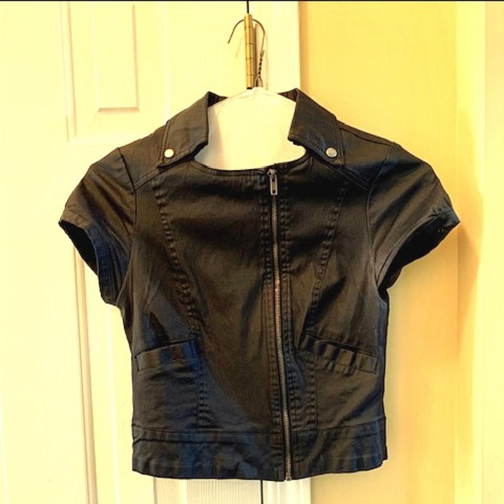 Sleeveless denim jacket